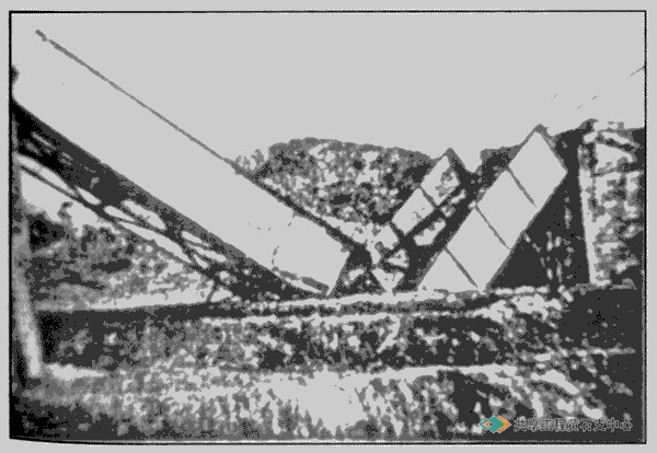 1938年中国军队撤退前炸毁的铁山立交桥——虹桥