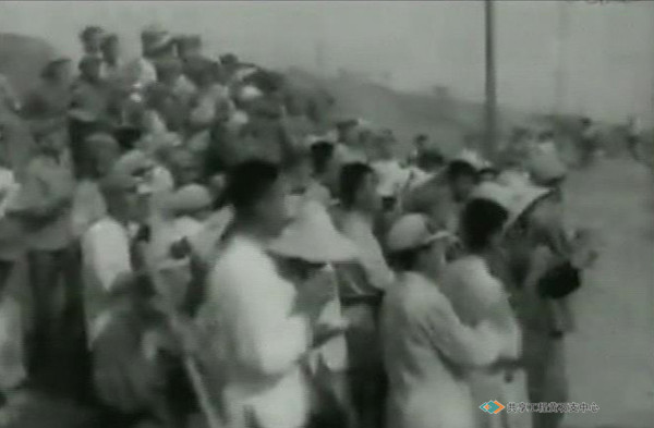 1958年9月15日，毛泽东主席视察大冶铁矿时工人们欢迎的情景。