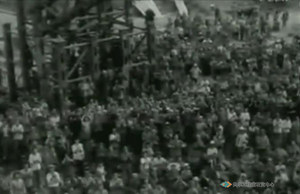1958年9月15日，毛泽东主席视察大冶铁矿时欢呼的人群。