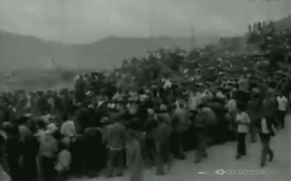 1958年9月15日，毛泽东主席视察大冶铁矿时欢呼的人群。