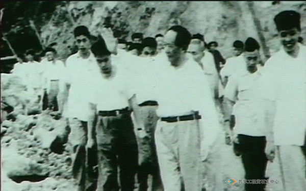 1958年9月15日，毛泽东主席视察大冶铁矿向群众挥手致意。