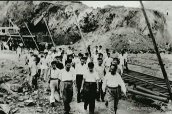 1958年9月15日毛主席视察大冶铁矿时的场景
