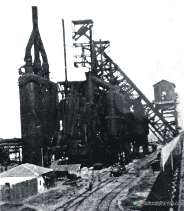 1917年，两座450吨化铁炉工程同时破土动工