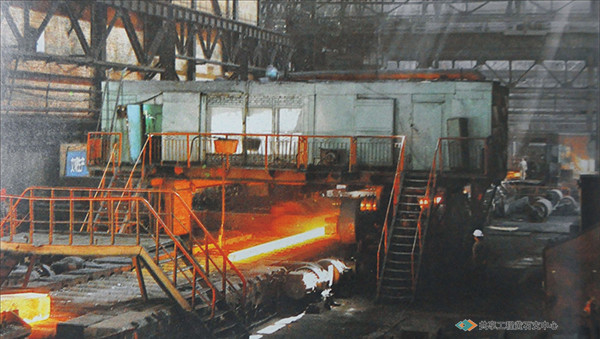 一轧钢厂50年代从东德引进的850mm初轧机正在开坯