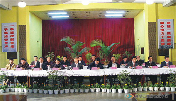 2004年1 1月9日，经国家发改委和国家商务部共同批准，由香港中信泰富出资对冶钢集团进行改制，合资公司湖北新冶钢有限公司正式宣告成立。图为资产交接仪式