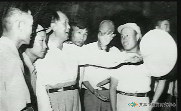 1958年9月15日，毛泽东主席视察大冶钢厂时，现场与工人亲切交谈的情景。