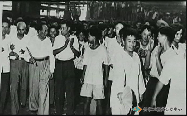 1958年9月15日，时任大冶钢厂厂长江敏、书记李振江、主任王全治迎接毛泽东主席第二次视察大冶钢厂。