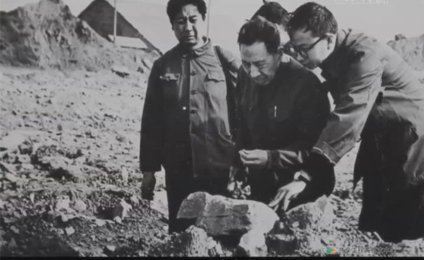 1974年铜绿山古铜矿遗址发掘现场，我国著名考古学家夏鼐先生（中）与黄石市博物馆的卢本珊同志（右一）察看发掘情况。