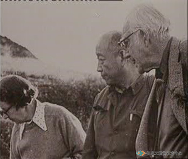 1974年中科院院士柯俊教授与国外专家在铜绿山古铜矿遗址发掘现场指导发掘事宜。