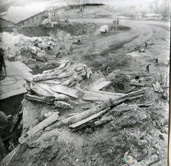 79年2号点上部出土的竖井与大呈木构件