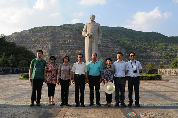 2013年7月，中央党校主任记者， 原中共中央党史研究室副主任(正部长级)龙新民（左四）在大冶铁矿东露天采场考察。