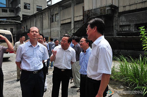 时任湖北省副省长张通（左一）在时任黄石市委书记王建鸣（右一）培同下视察华新