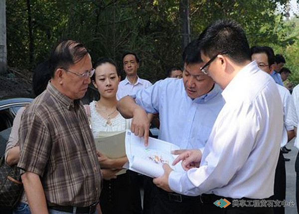 黄石市委书记周先旺(右一)在华新水泥厂旧址调研