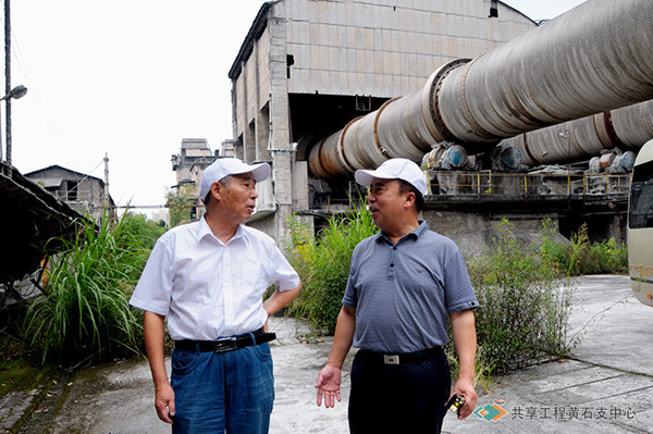 原湖北省文化厅副厅长胡美洲（左）、沈海宁（右）在华新水泥厂旧址考察