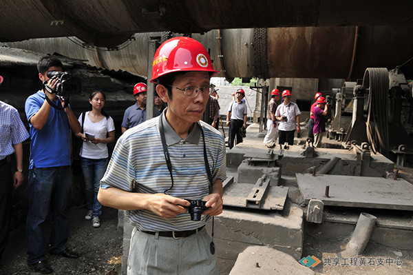 中国城市规划设计研究院副总规划师、教授级高级城市规划师赵中枢在华新水泥厂旧址考察