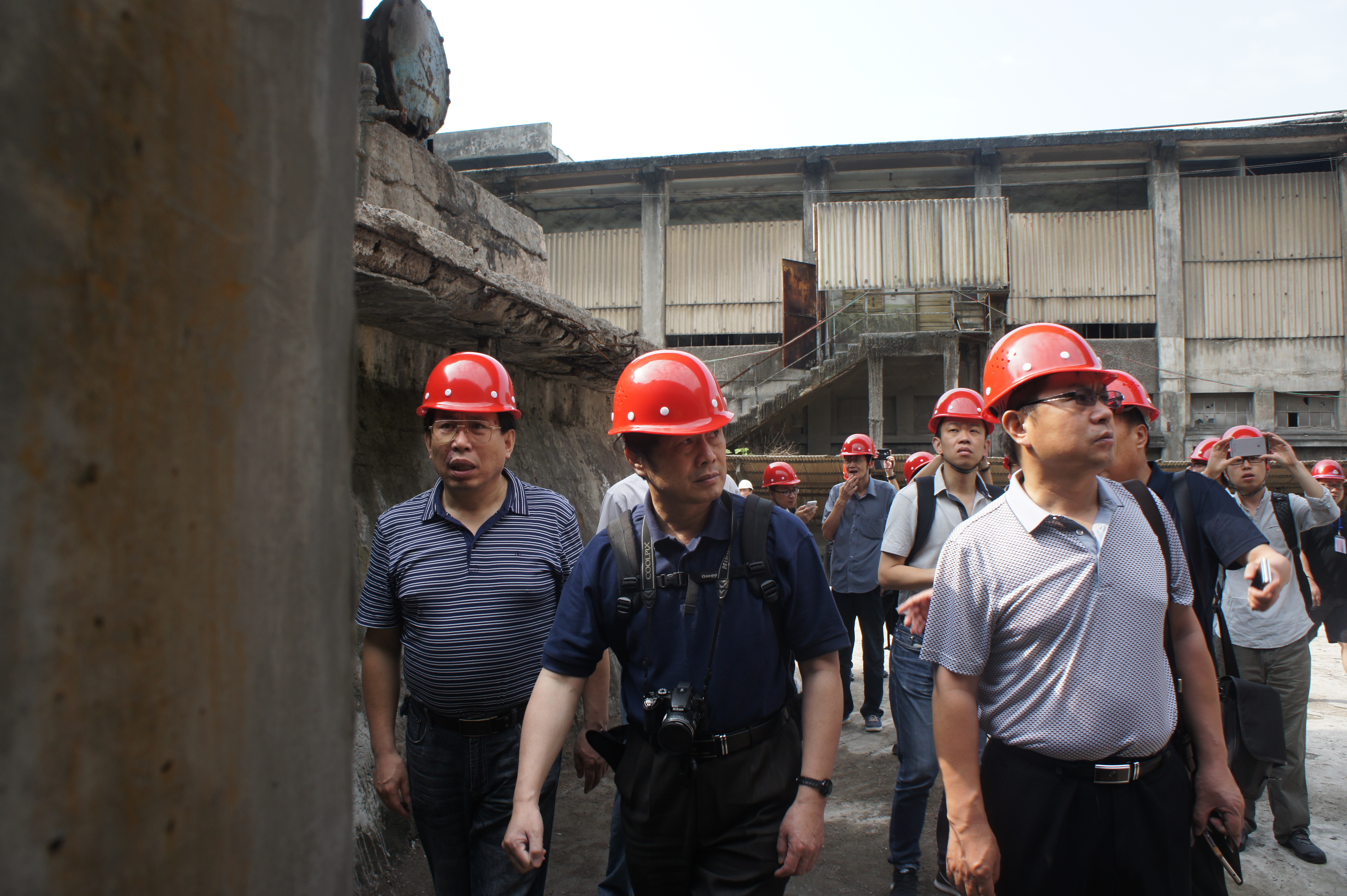 北京建筑与城市规划学院院长，国家一级注册建筑师，中国建筑学会理事，中国建筑学会咨询委员会委员，国家文物局专家咨询组成员汤羽扬（中）在华新水泥厂旧址考察